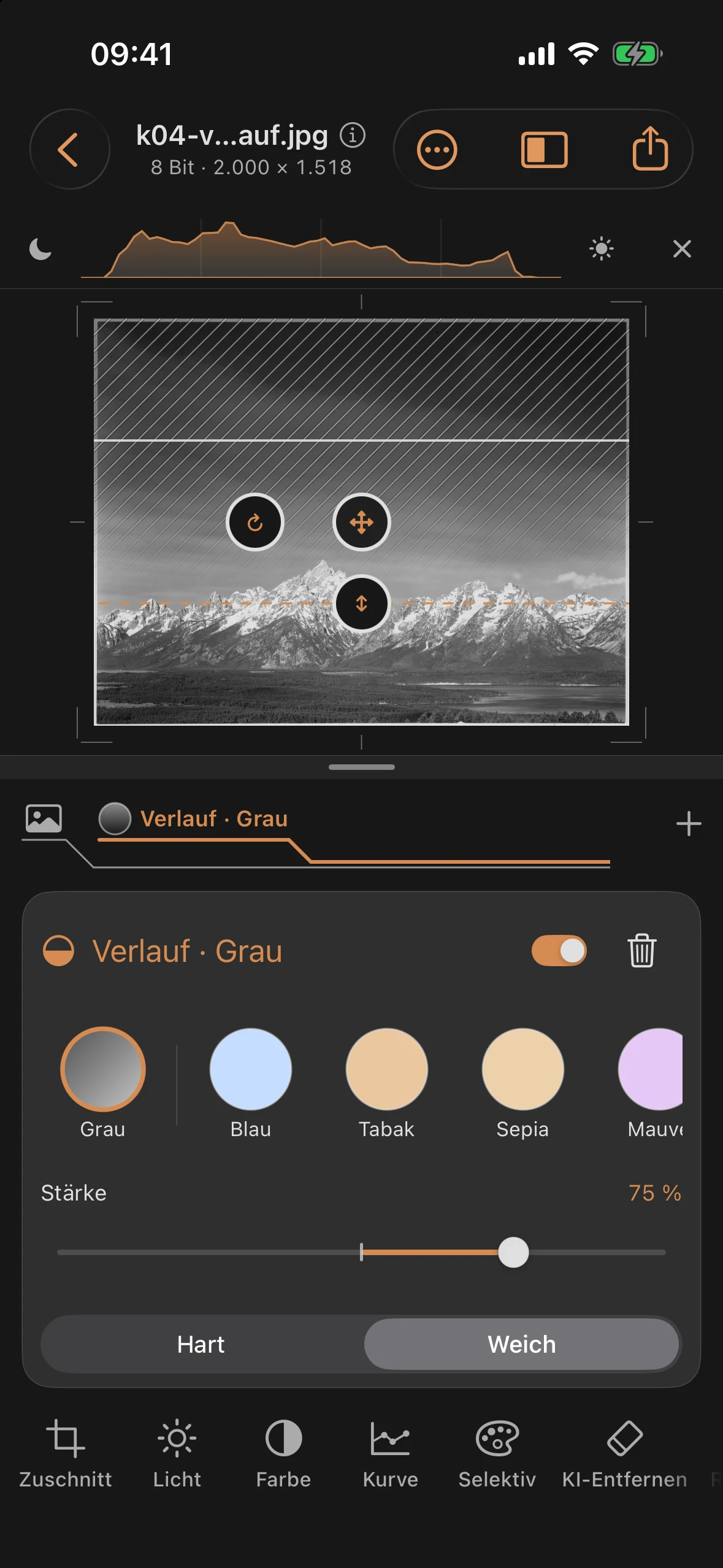 Grauverlaufsfilter über dem Himmel, Stärke 75 Prozent, Verlaufskante auf der Bergsilhouette