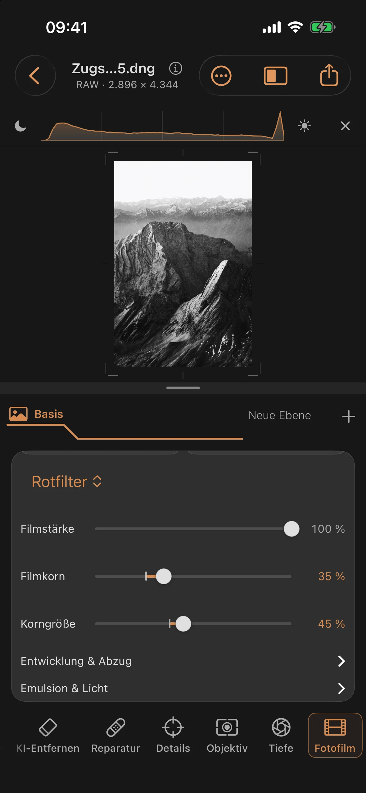 Schwarzweiß-Fassung der Zugspitze mit Mono 400, Rotfilter, kontrastreichem Fotoabzug und Filmkorn