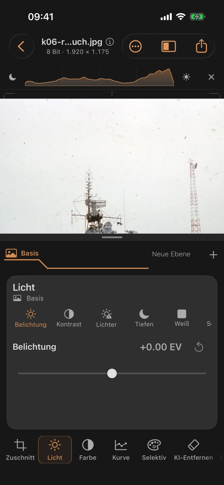 Vergrößerter Ausschnitt des hellen Himmels mit gebogener Staubfaser